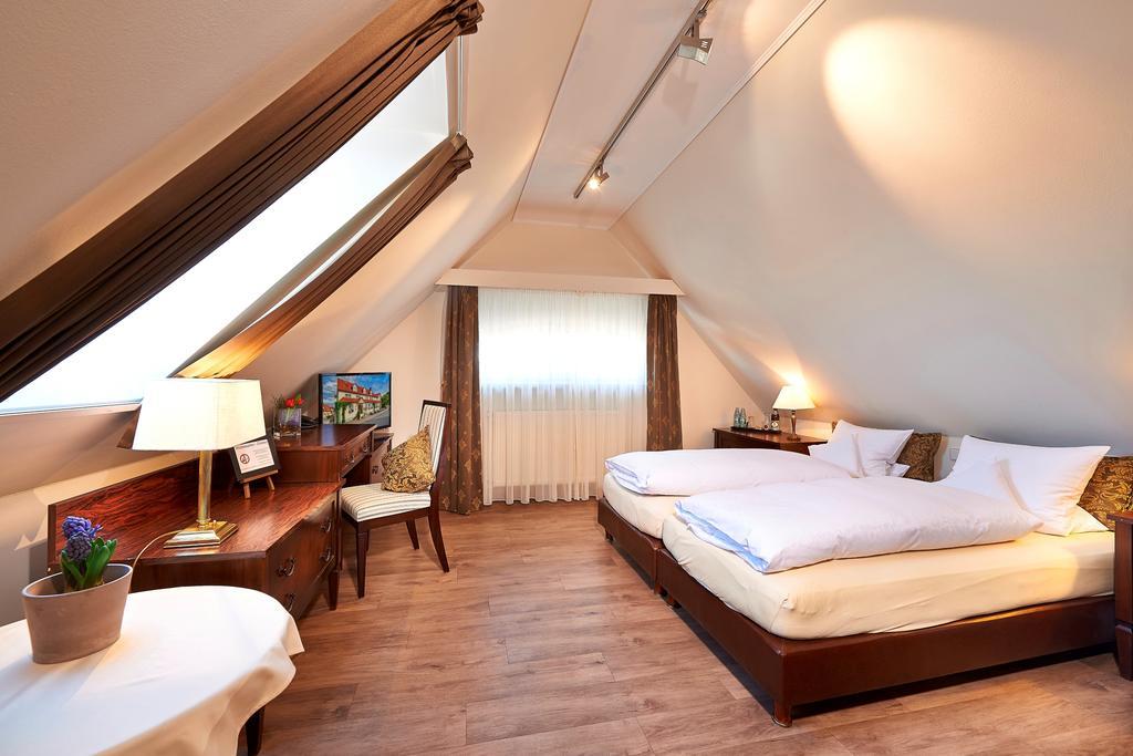 Brauereigasthof Zum Loewenbraeu Adelsdorf Bilik gambar