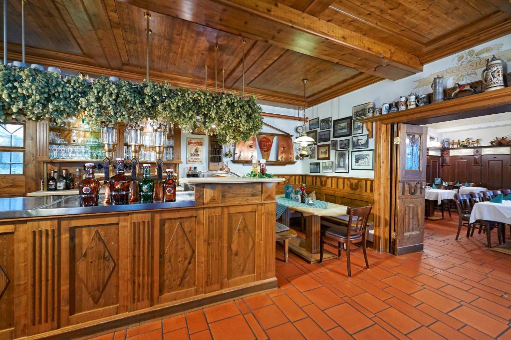 Brauereigasthof Zum Loewenbraeu Adelsdorf Luaran gambar
